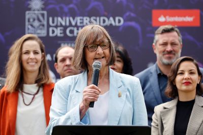 La Rectora de la Universidad de Chile, Rosa Devés, encabezó el lanzamiento de este concierto, actividad que tuvo lugar en la explanada del Estadio Nacional. 